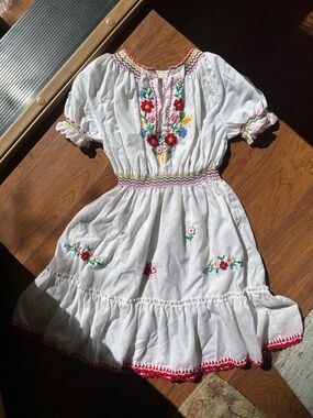 Embroidered White Cotton Girls' Dress with Floral Accents